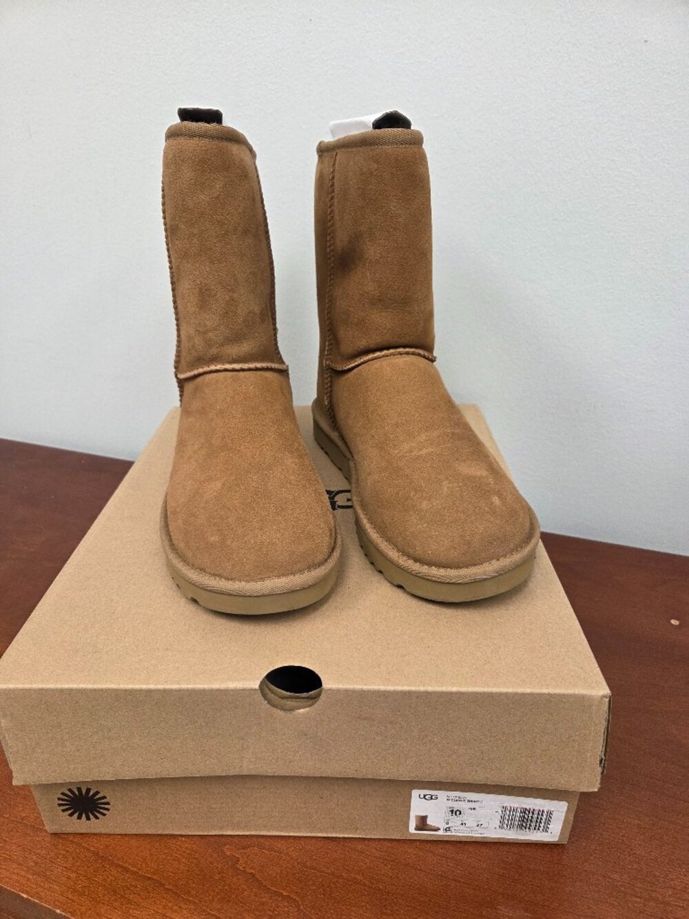 UGG Classic Short II Women's Size 10 New in Box with damage - Picture 1 of 6